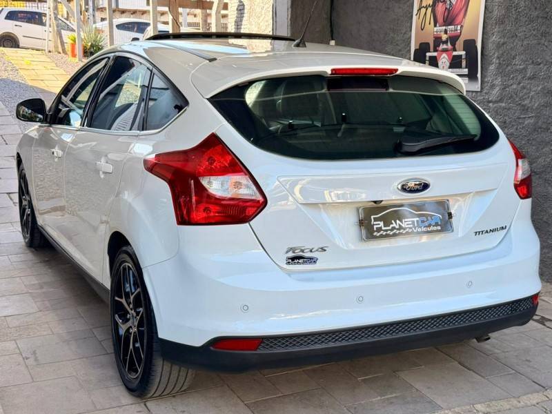 FORD - FOCUS - 2014/2015 - Branca - R$ 62.000,00