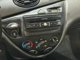 FORD - FOCUS - 2008/2009 - Preta - R$ 27.900,00