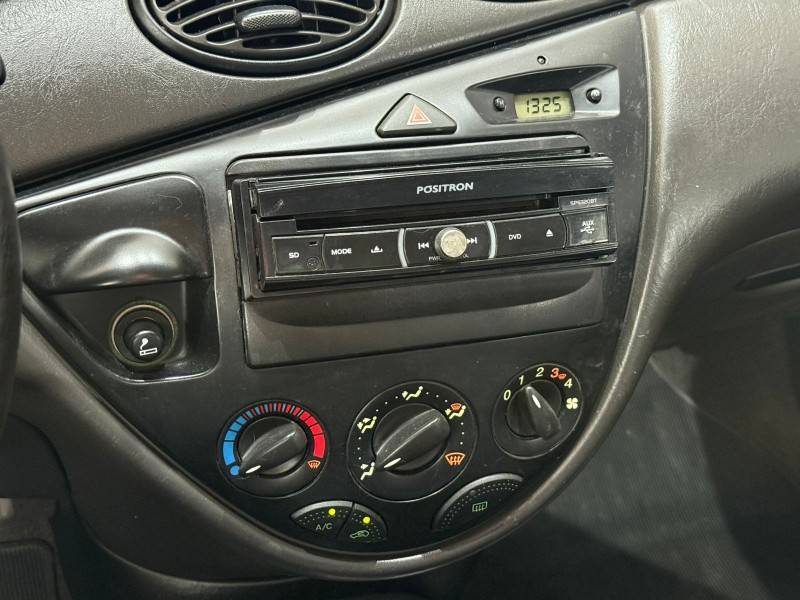 FORD - FOCUS - 2008/2009 - Preta - R$ 27.900,00