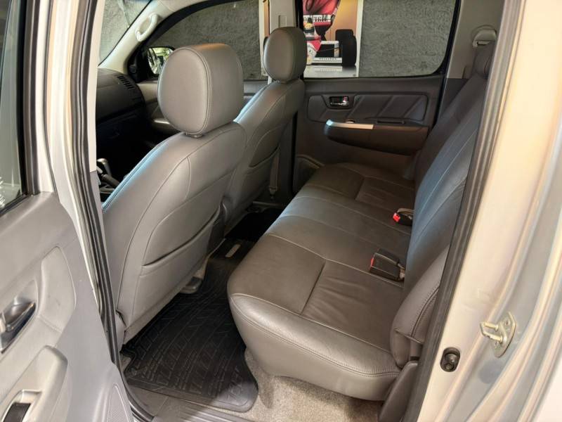 TOYOTA - HILUX - 2013/2013 - Prata - R$ 132.900,00