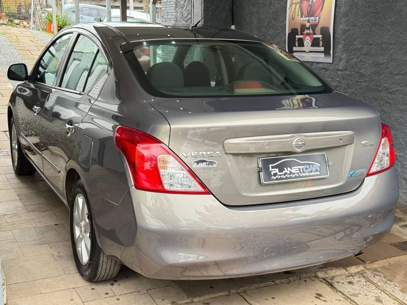NISSAN - VERSA - 2012/2013 - Cinza - R$ 42.000,00