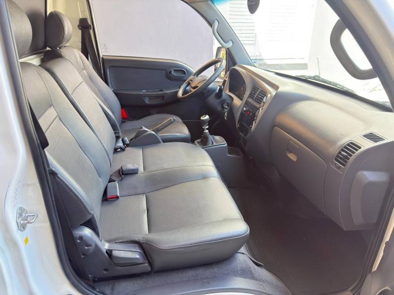 KIA MOTORS - BONGO - 2015/2016 - Branca - R$ 110.000,00