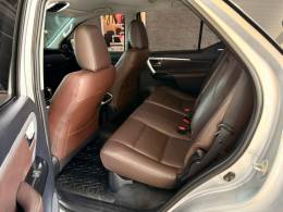 TOYOTA - HILUX SW4 - 2016/2016 - Prata - R$ 206.000,00