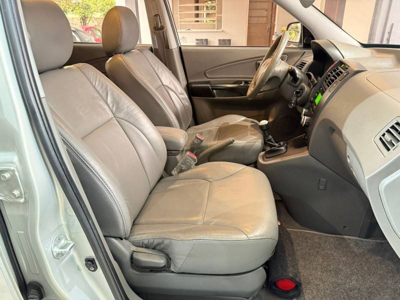 HYUNDAI - TUCSON - 2010/2011 - Prata - R$ 43.500,00