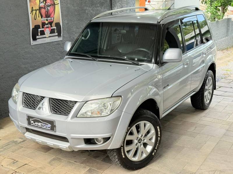MITSUBISHI - PAJERO TR4 - 2010/2010 - Prata - R$ 59.900,00