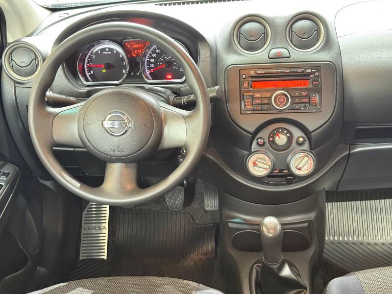 NISSAN - VERSA - 2012/2013 - Cinza - R$ 42.000,00