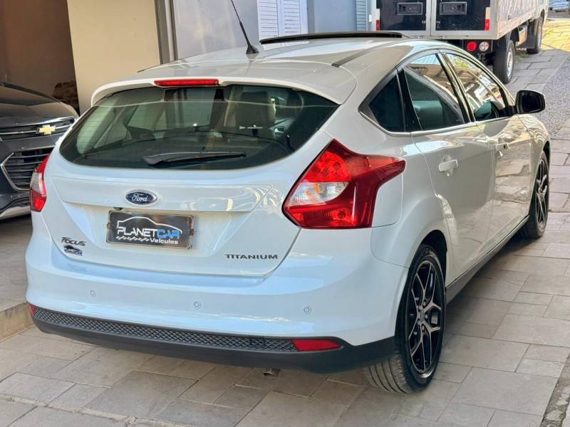 FORD - FOCUS - 2014/2015 - Branca - R$ 62.000,00