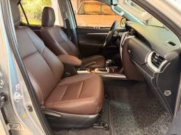 TOYOTA - HILUX SW4 - 2016/2016 - Prata - R$ 206.000,00