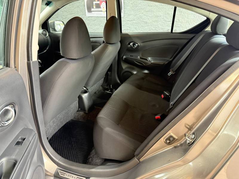 NISSAN - VERSA - 2012/2013 - Cinza - R$ 42.000,00
