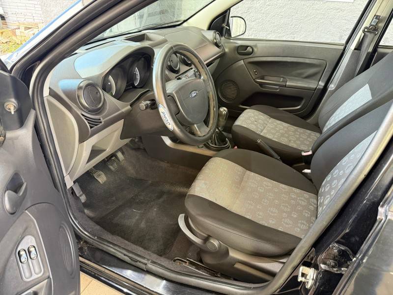 FORD - FIESTA - 2013/2014 - Preta - R$ 24.000,00