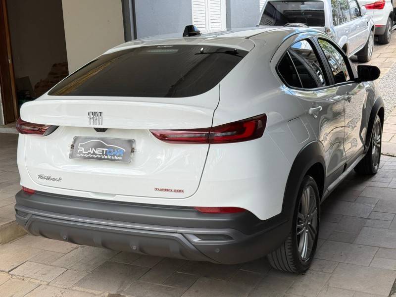 FIAT - FASTBACK - 2023/2024 - Branca - R$ 108.000,00