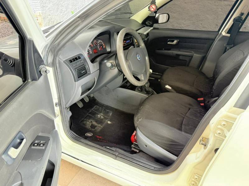 FIAT - PALIO - 2005/2006 - Branca - R$ 19.900,00
