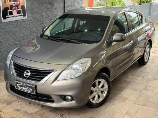 NISSAN - VERSA - 2012/2013 - Cinza - R$ 42.000,00