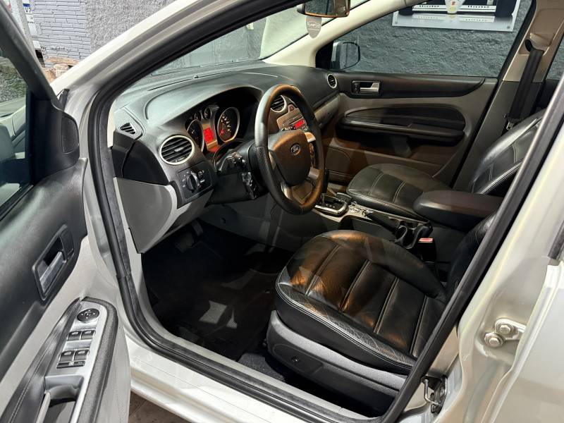 FORD - FOCUS - 2012/2013 - Prata - R$ 43.000,00
