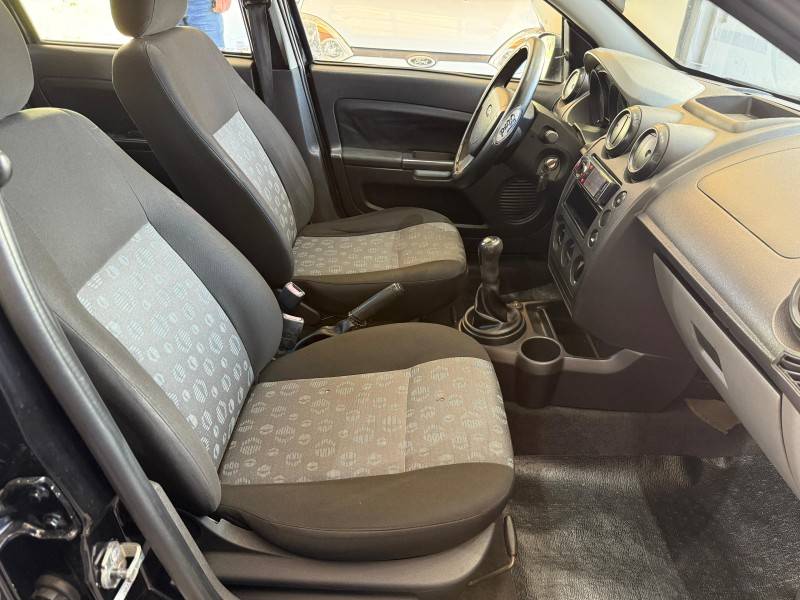 FORD - FIESTA - 2013/2014 - Preta - R$ 24.000,00