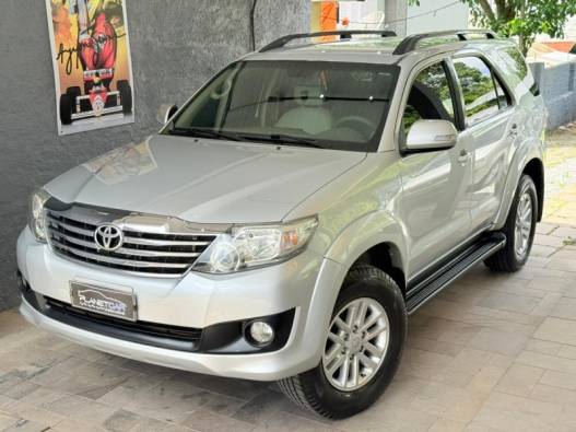 TOYOTA - HILUX SW4 - 2012/2012 - Prata - R$ 104.900,00