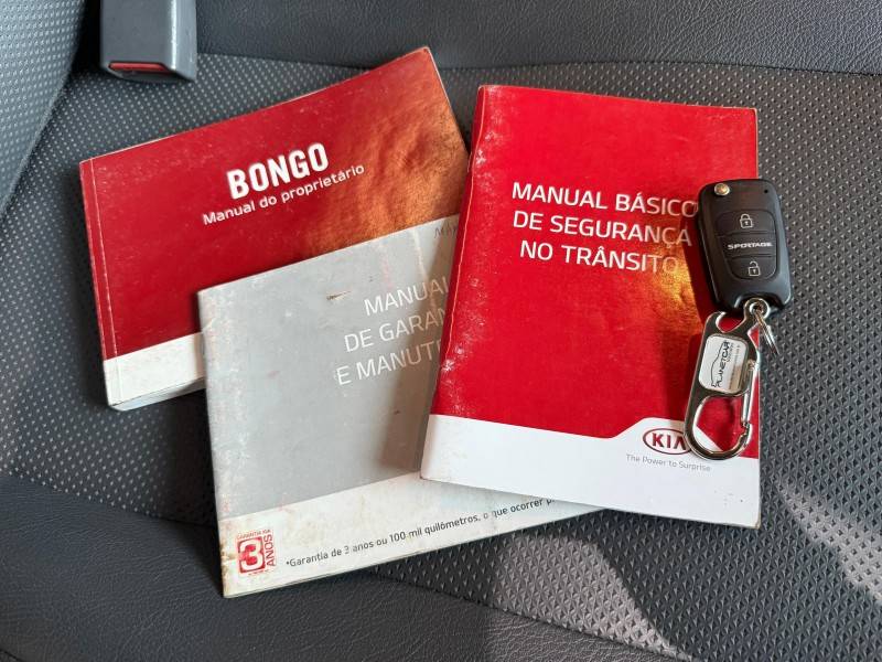 KIA MOTORS - BONGO - 2015/2016 - Branca - R$ 105.000,00