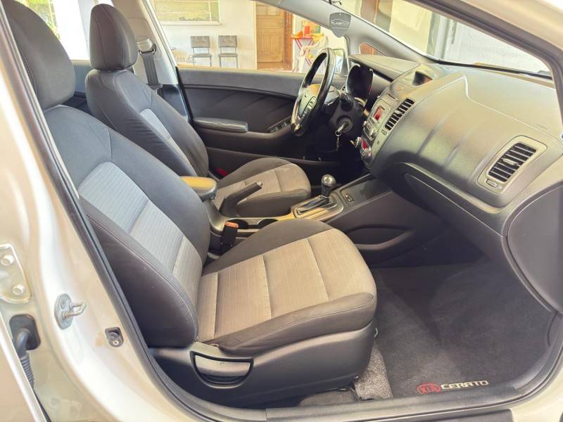 KIA MOTORS - CERATO - 2013/2014 - Branca - R$ 68.000,00
