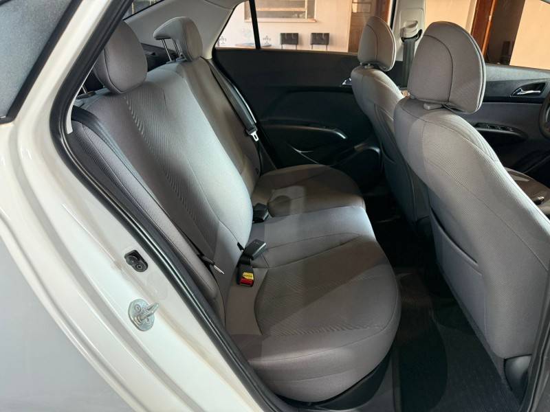 HYUNDAI - HB20S - 2014/2015 - Branca - R$ 55.000,00