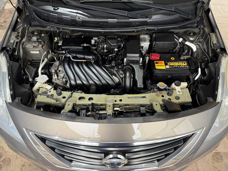 NISSAN - VERSA - 2012/2013 - Cinza - R$ 42.000,00