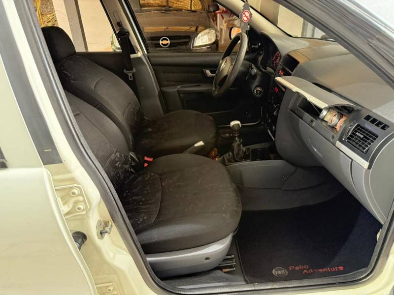 FIAT - PALIO - 2005/2006 - Branca - R$ 19.900,00