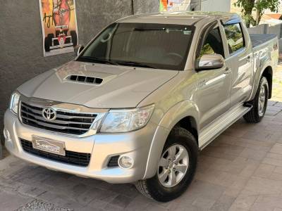 TOYOTA - HILUX - 2013/2013 - Prata - R$ 132.900,00