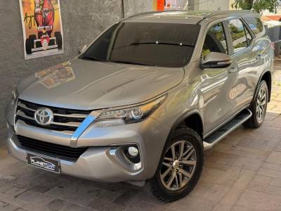 TOYOTA - HILUX SW4 - 2016/2016 - Prata - R$ 206.000,00