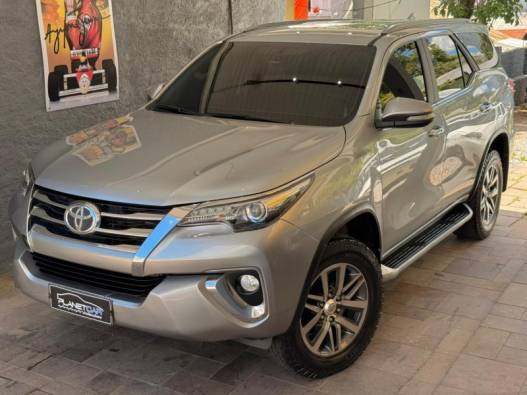 TOYOTA - HILUX SW4 - 2016/2016 - Prata - R$ 206.000,00