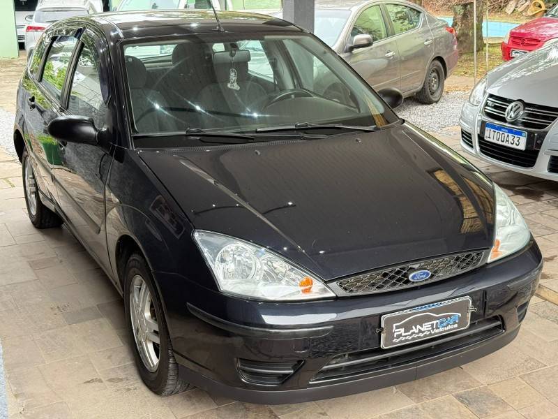 FORD - FOCUS - 2008/2009 - Preta - R$ 27.900,00