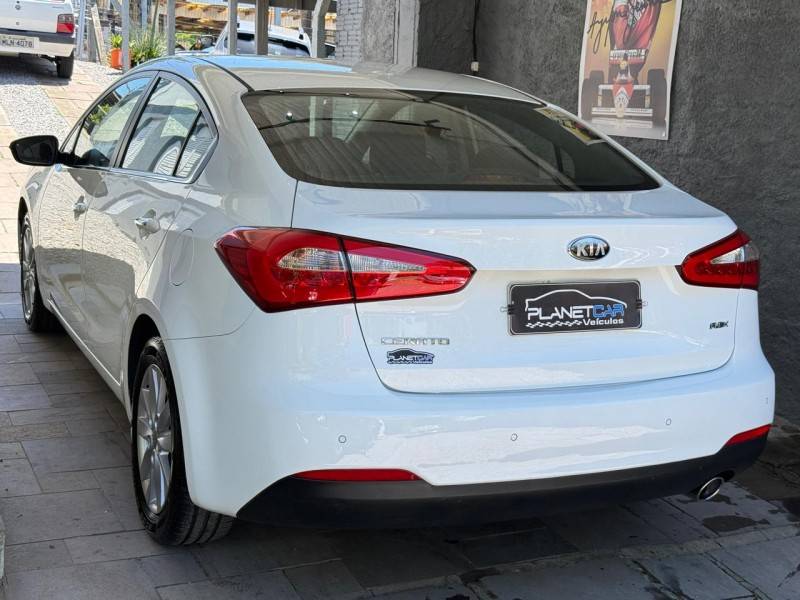 KIA MOTORS - CERATO - 2013/2014 - Branca - R$ 68.000,00