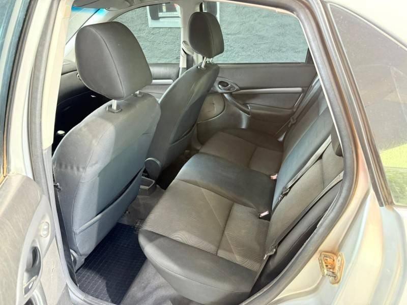 FORD - FOCUS - 2005/2005 - Prata - R$ 18.900,00