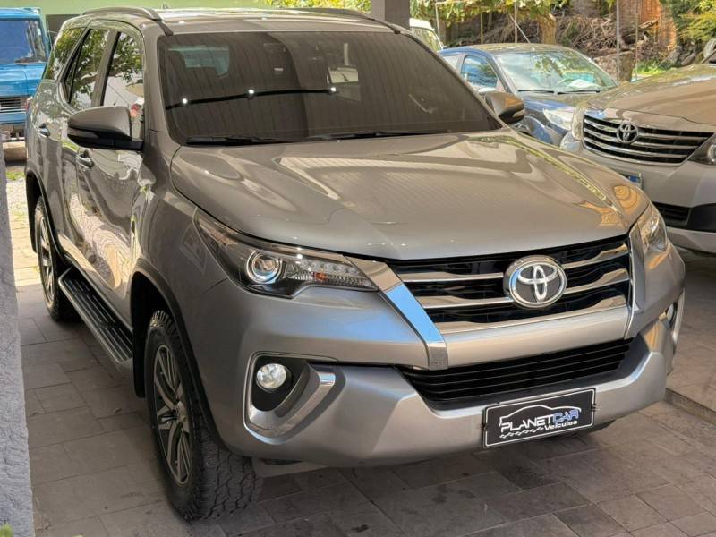 TOYOTA - HILUX SW4 - 2016/2016 - Prata - R$ 206.000,00