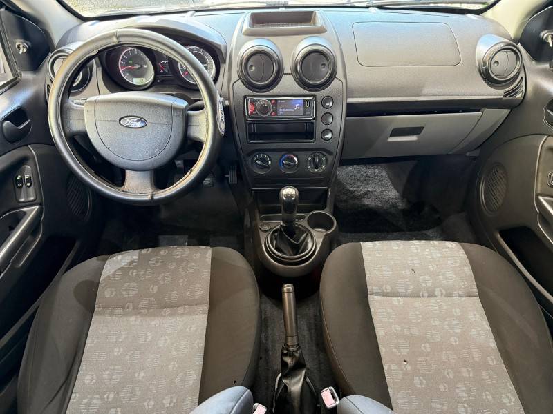 FORD - FIESTA - 2013/2014 - Preta - R$ 24.000,00