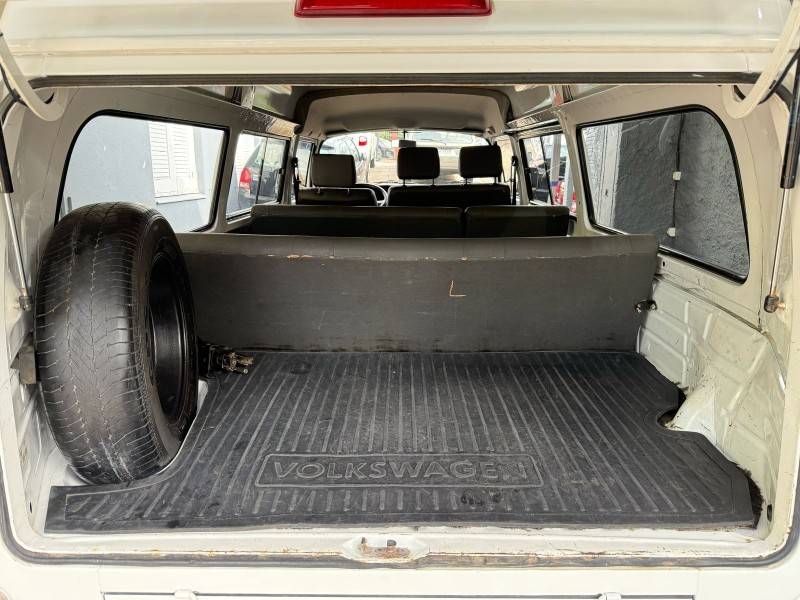 VOLKSWAGEN - KOMBI - 2013/2014 - Branca - R$ 55.000,00