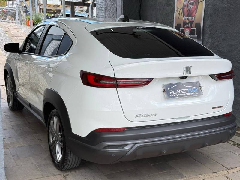 FIAT - FASTBACK - 2023/2024 - Branca - R$ 108.000,00