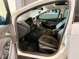 FORD - FOCUS - 2014/2015 - Branca - R$ 62.000,00