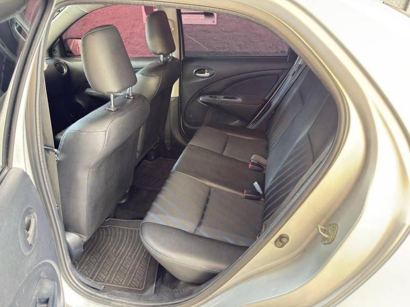 TOYOTA - ETIOS - 2014/2014 - Prata - R$ 40.000,00