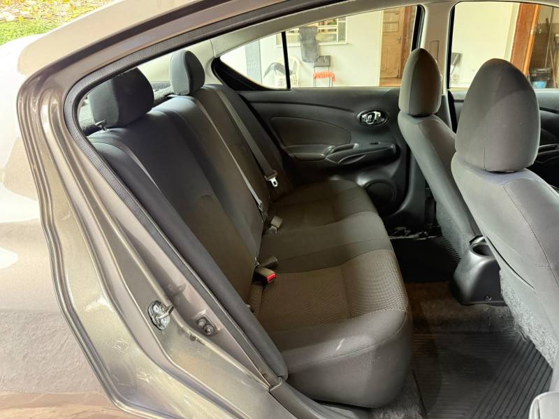 NISSAN - VERSA - 2012/2013 - Cinza - R$ 42.000,00