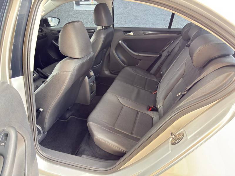 VOLKSWAGEN - JETTA - 2011/2012 - Prata - R$ 59.900,00