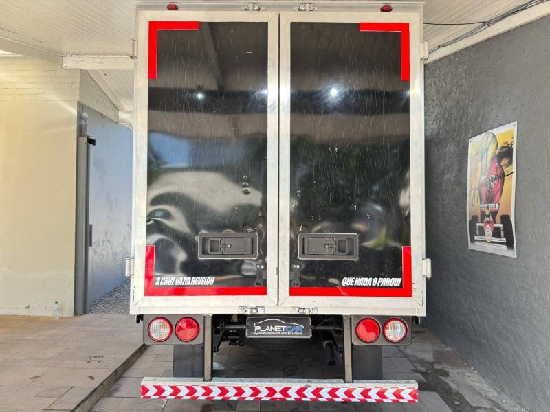 KIA MOTORS - BONGO - 2015/2016 - Branca - R$ 110.000,00