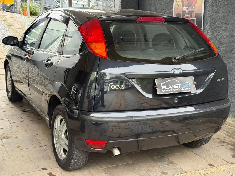 FORD - FOCUS - 2008/2009 - Preta - R$ 27.900,00