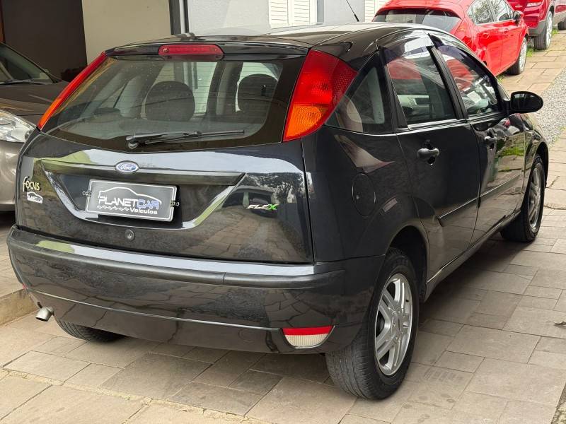FORD - FOCUS - 2008/2009 - Preta - R$ 27.500,00