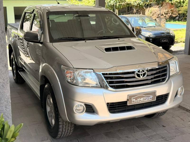 TOYOTA - HILUX - 2013/2013 - Prata - R$ 132.900,00