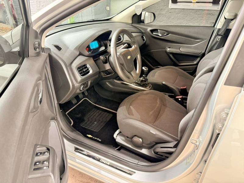 CHEVROLET - ONIX - 2015/2015 - Prata - R$ 52.900,00