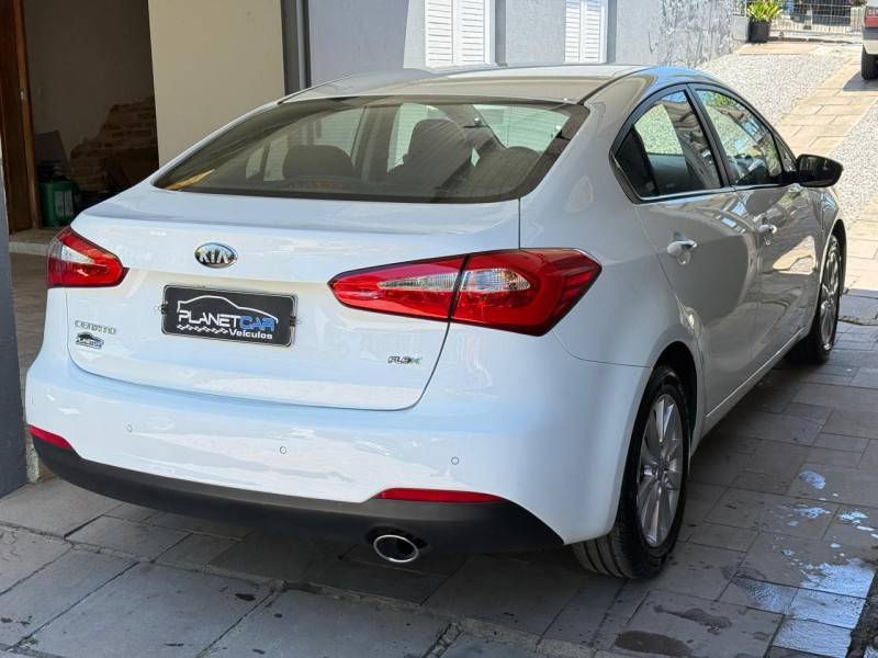 KIA MOTORS - CERATO - 2013/2014 - Branca - R$ 68.000,00