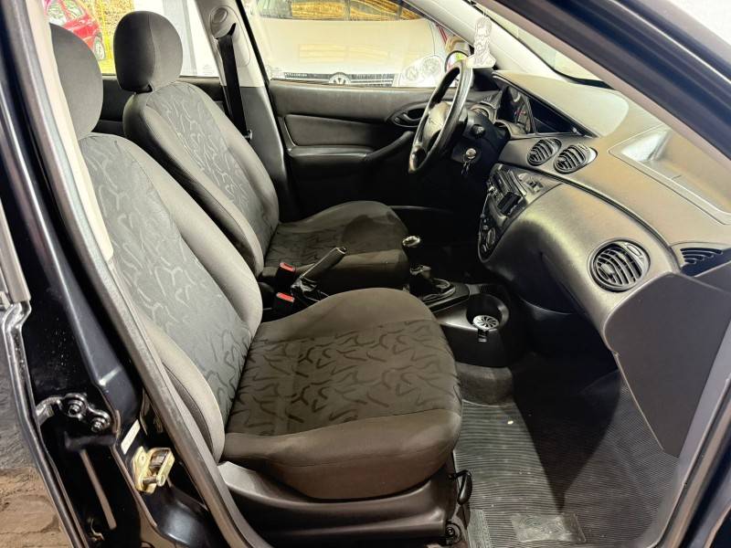 FORD - FOCUS - 2008/2009 - Preta - R$ 27.900,00