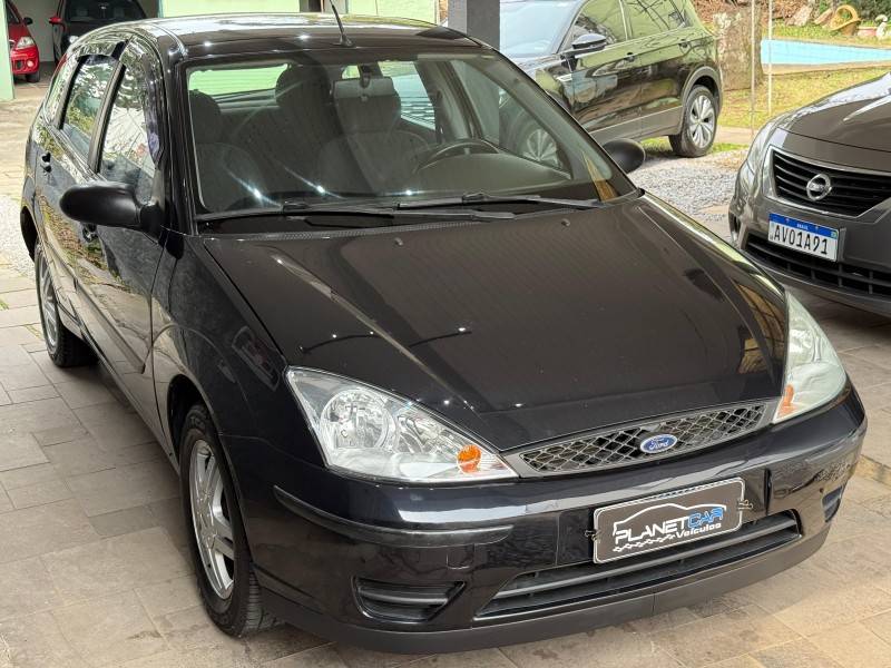FORD - FOCUS - 2008/2009 - Preta - R$ 27.500,00