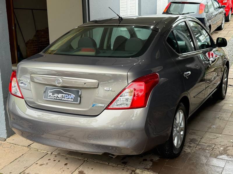NISSAN - VERSA - 2012/2013 - Cinza - R$ 42.000,00