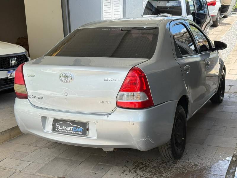 TOYOTA - ETIOS - 2014/2014 - Prata - R$ 40.000,00