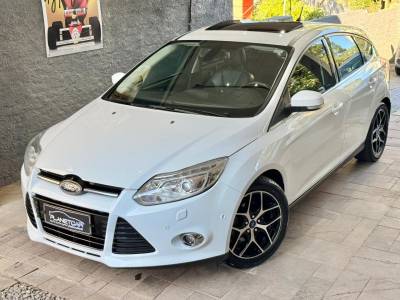 FORD - FOCUS - 2014/2015 - Branca - R$ 62.000,00